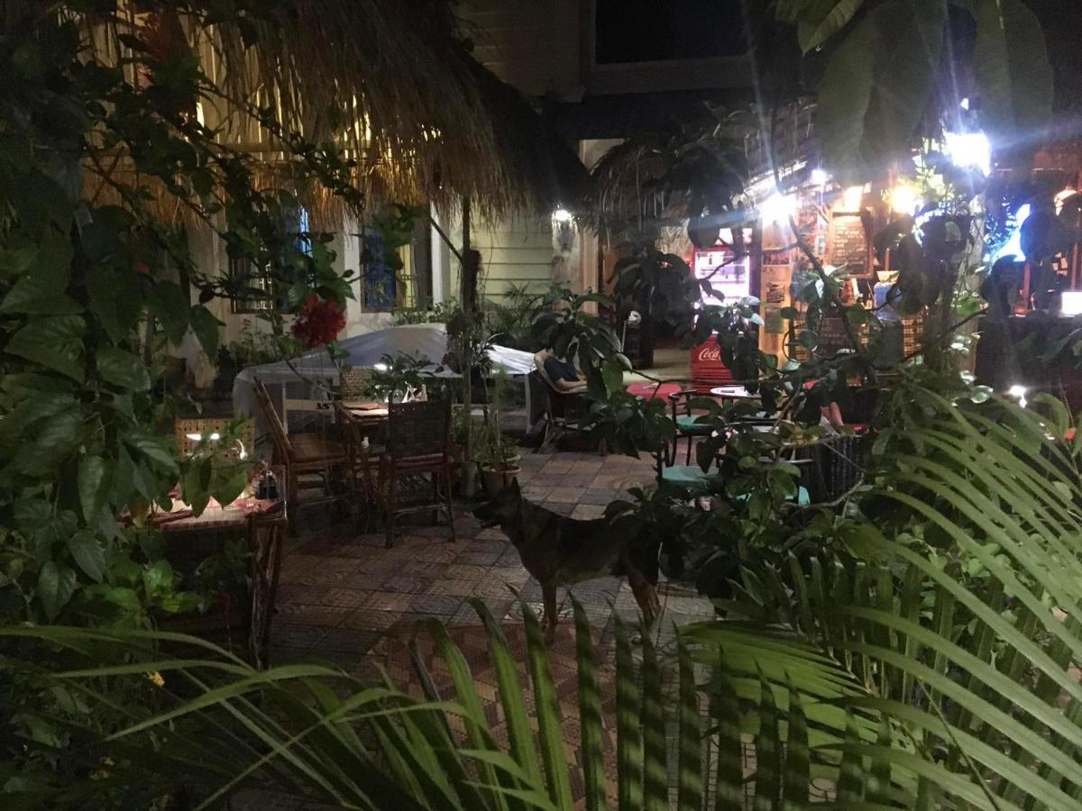 Tiki Garden Hotel Kampot Exterior photo